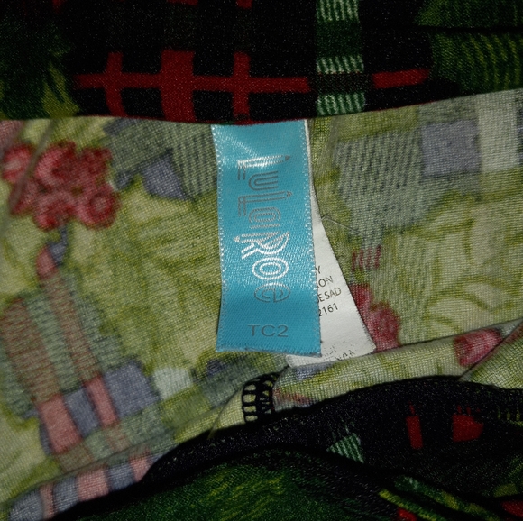 LuLaRoe Holiday leggings with Holly Berries TC2 - Picture 3 of 3